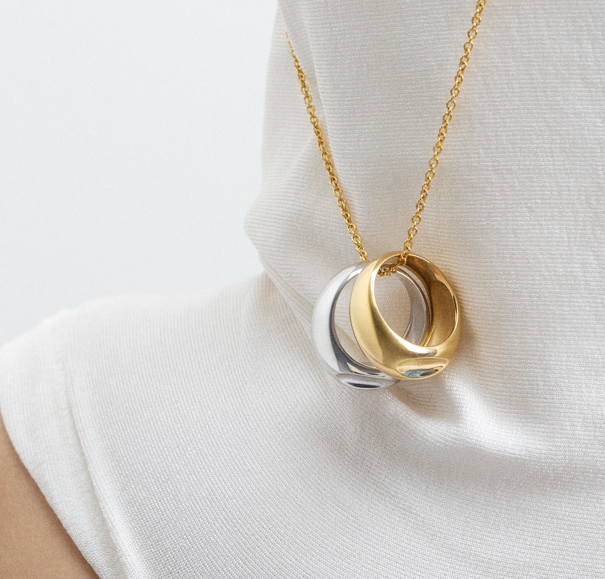 how to choose 18k gold minimalist necklace featuring gold and silver rings