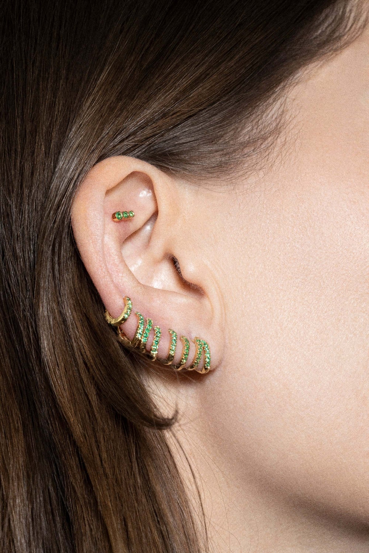cercei cerc de 5 mm cu smarald 18k