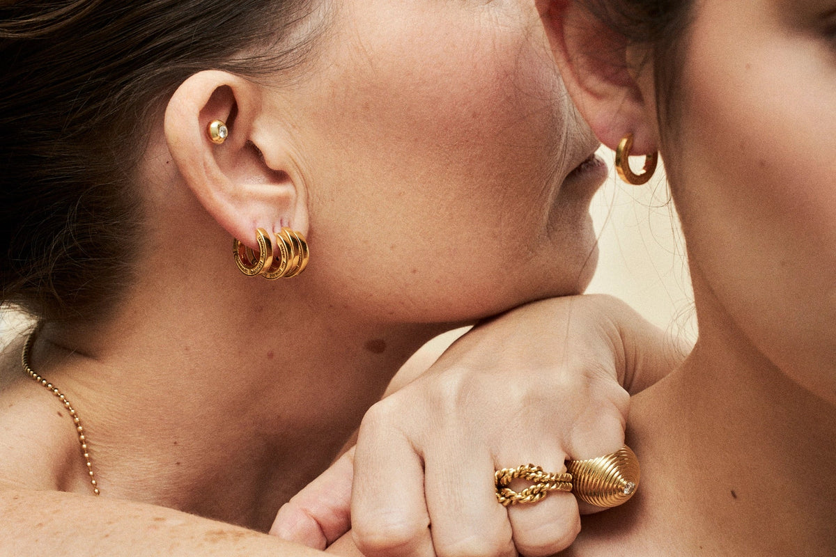 925 silver hoop earrings guide showcasing elegant gold hoops on model.