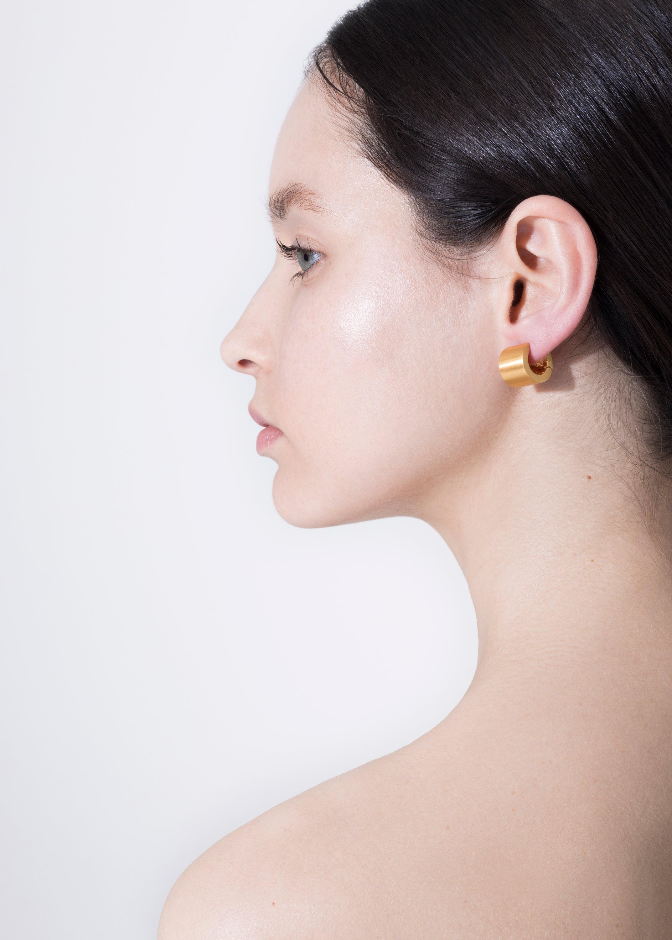 model wearing alma earrings in gold