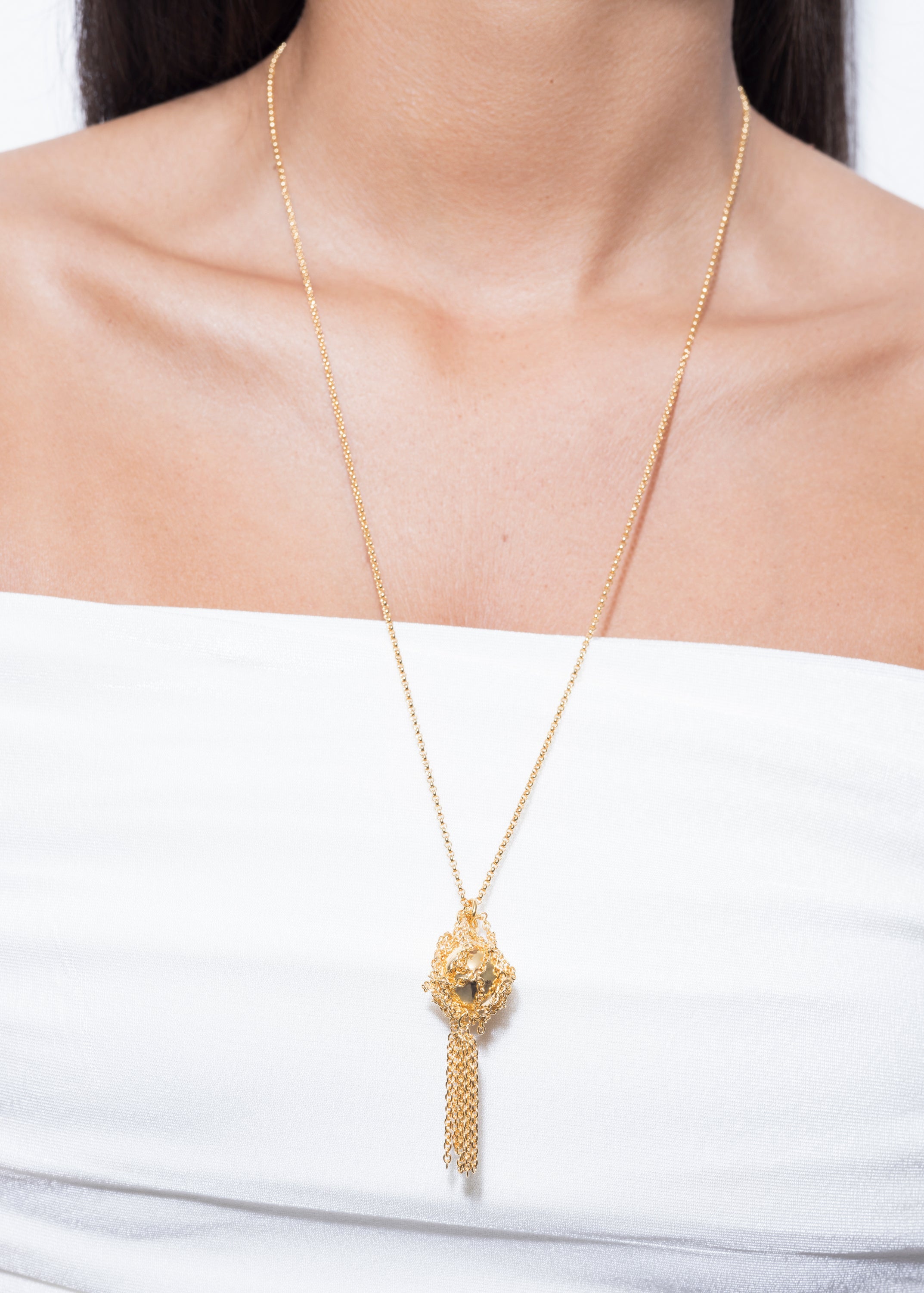 model wearing baidu necklace in gold