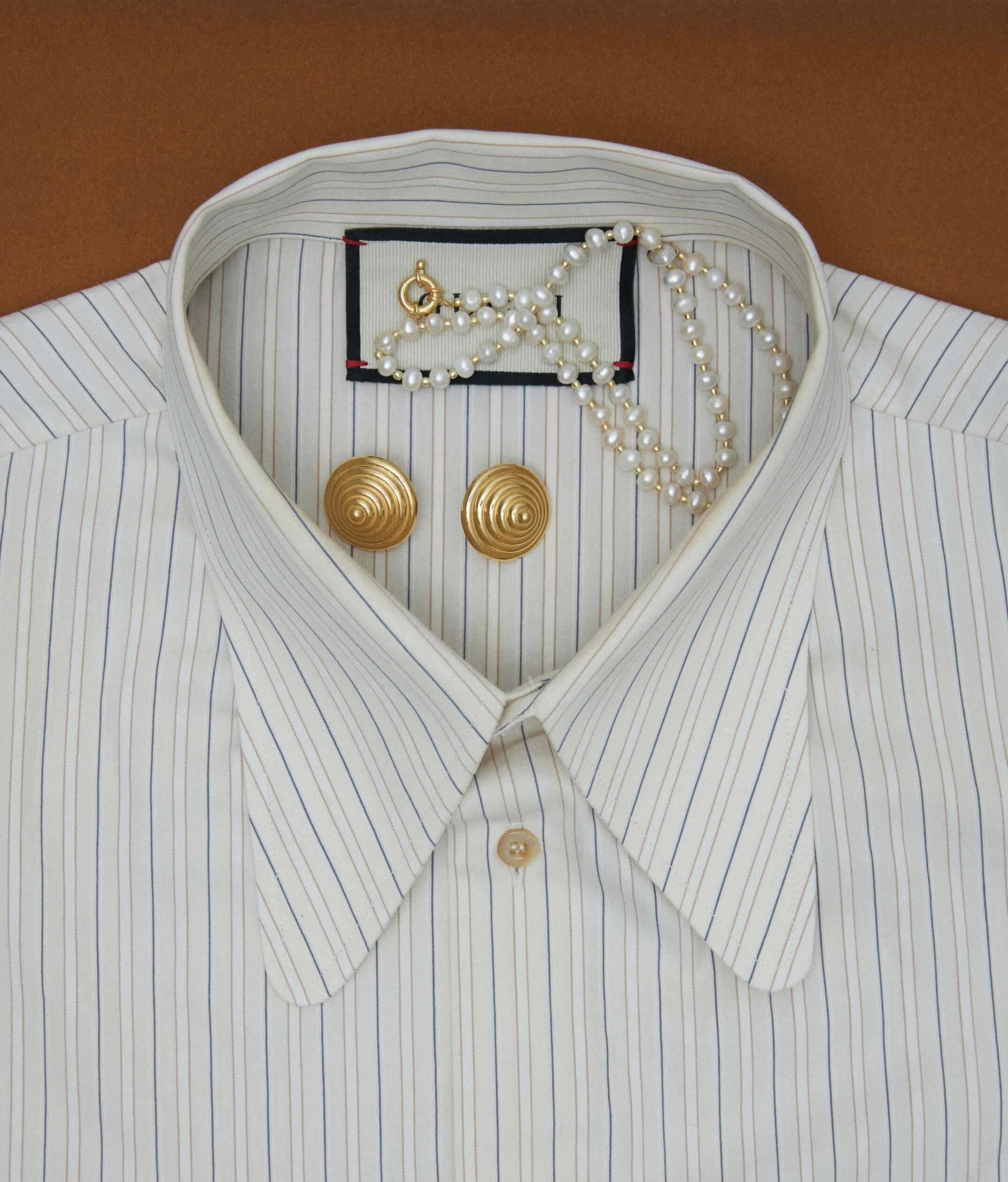 shirt with diana maxi earrings in gold and filomena pearls necklace