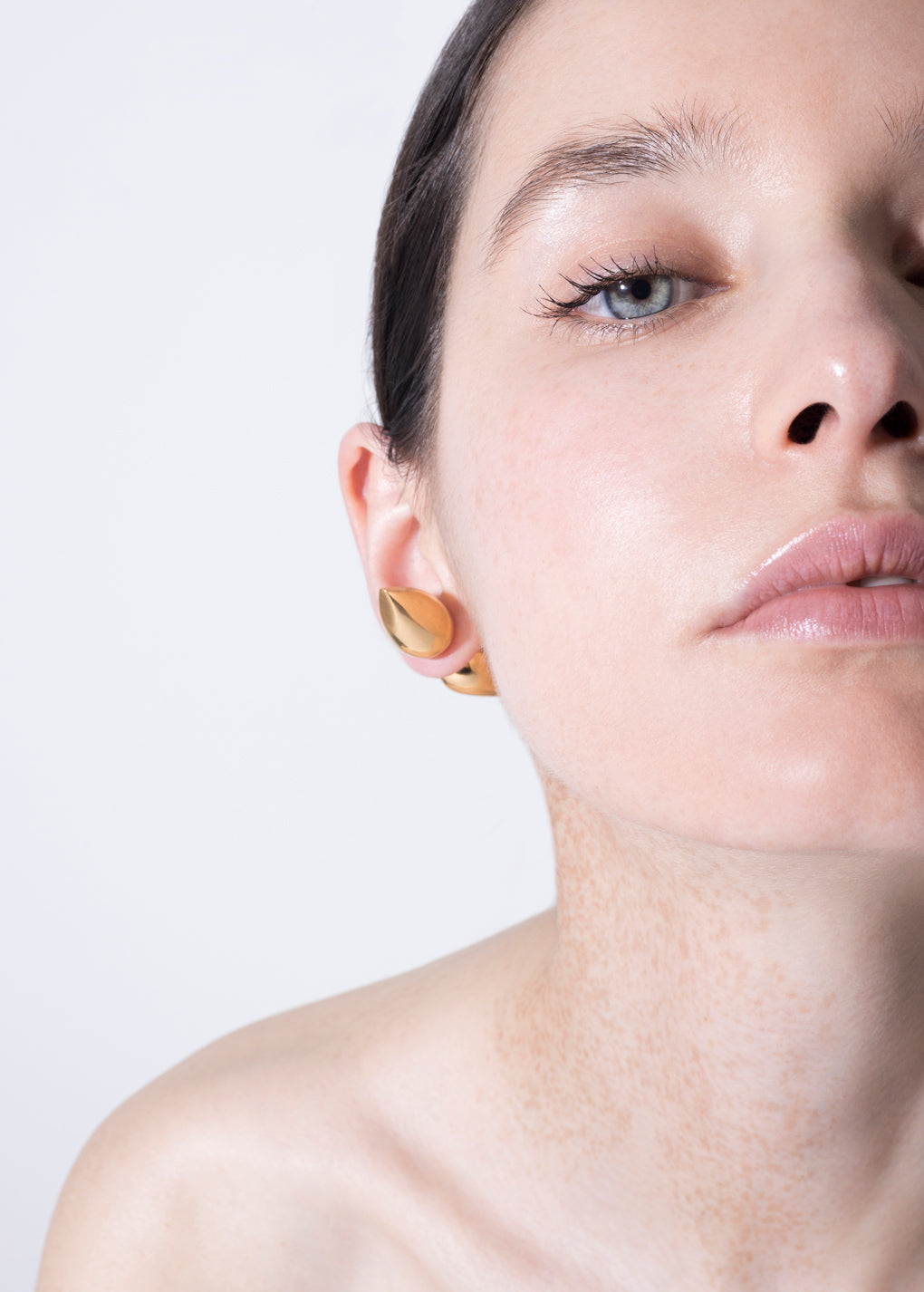 model wearing constantin piercing in gold