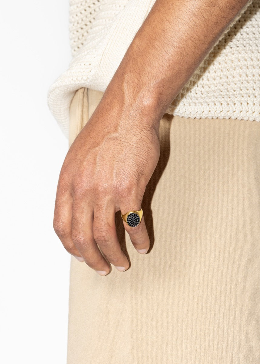 model wearing manu ring black in gold