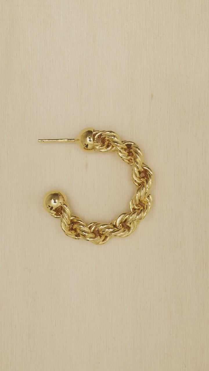 Încărcați videoclipul: Best sellers, chosen time and time again. ✨ Discover the pieces that have become favourites in the CINCO community — designed to be worn, loved and lived in, every day.

#BestSellers #JewelryForLife#CINCO #FineJewelry