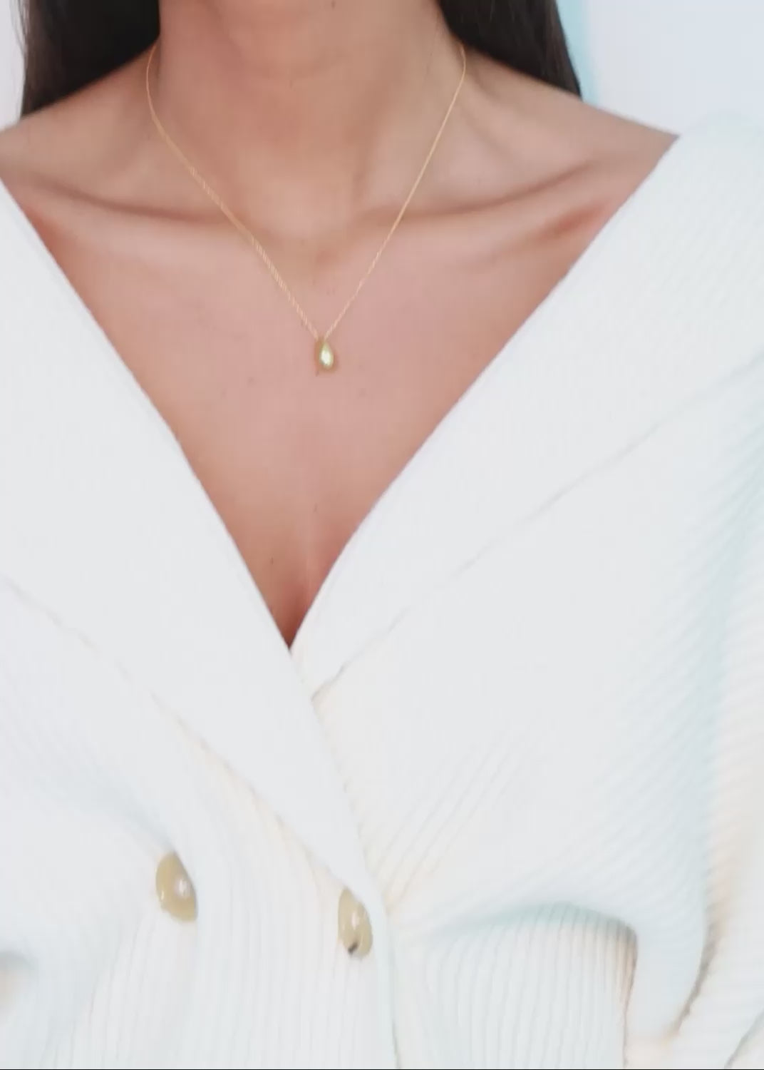 Încărcați videoclipul: Constantin Mini Teardrop Necklace Necklaces