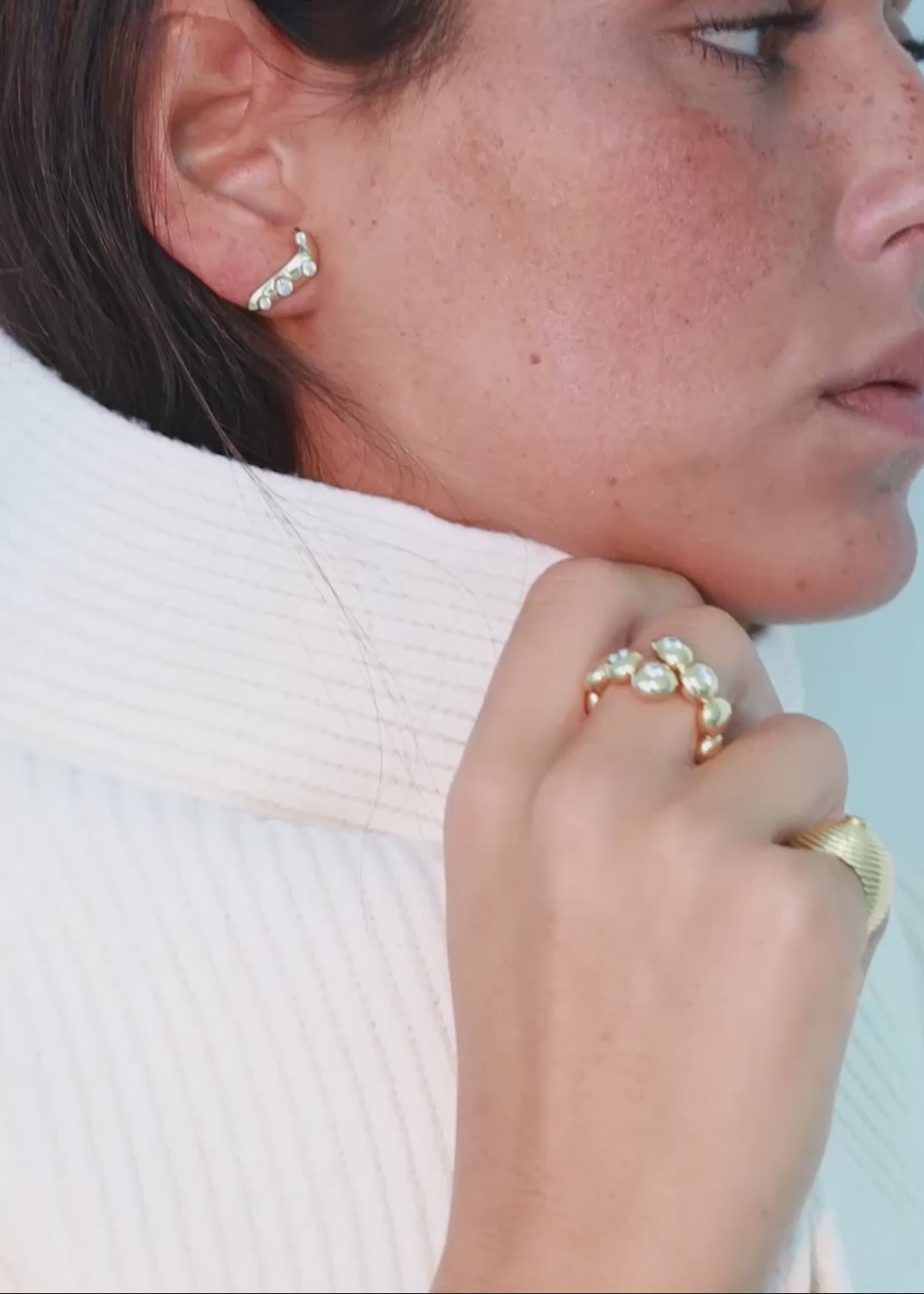 Încărcați videoclipul: Unending 18k diamond earrings Earrings
