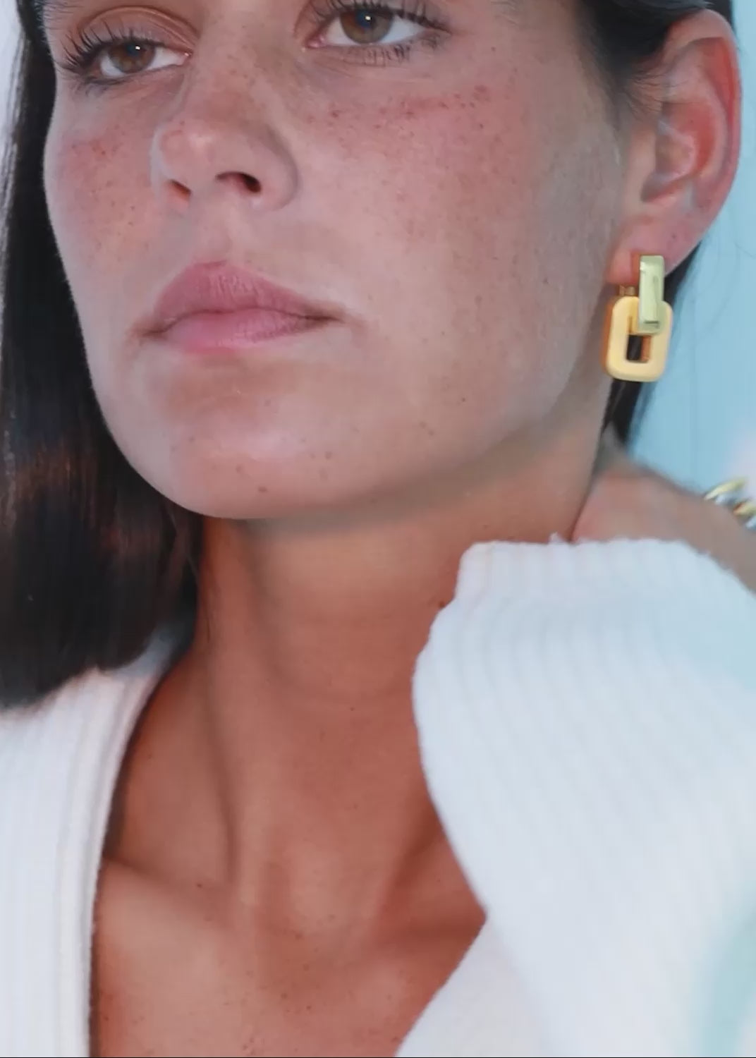 Încărcați videoclipul: Ondulé Wavy Knot Ring Rings