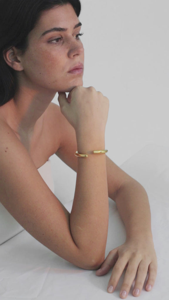 video of model wearing arlo bracelet in gold