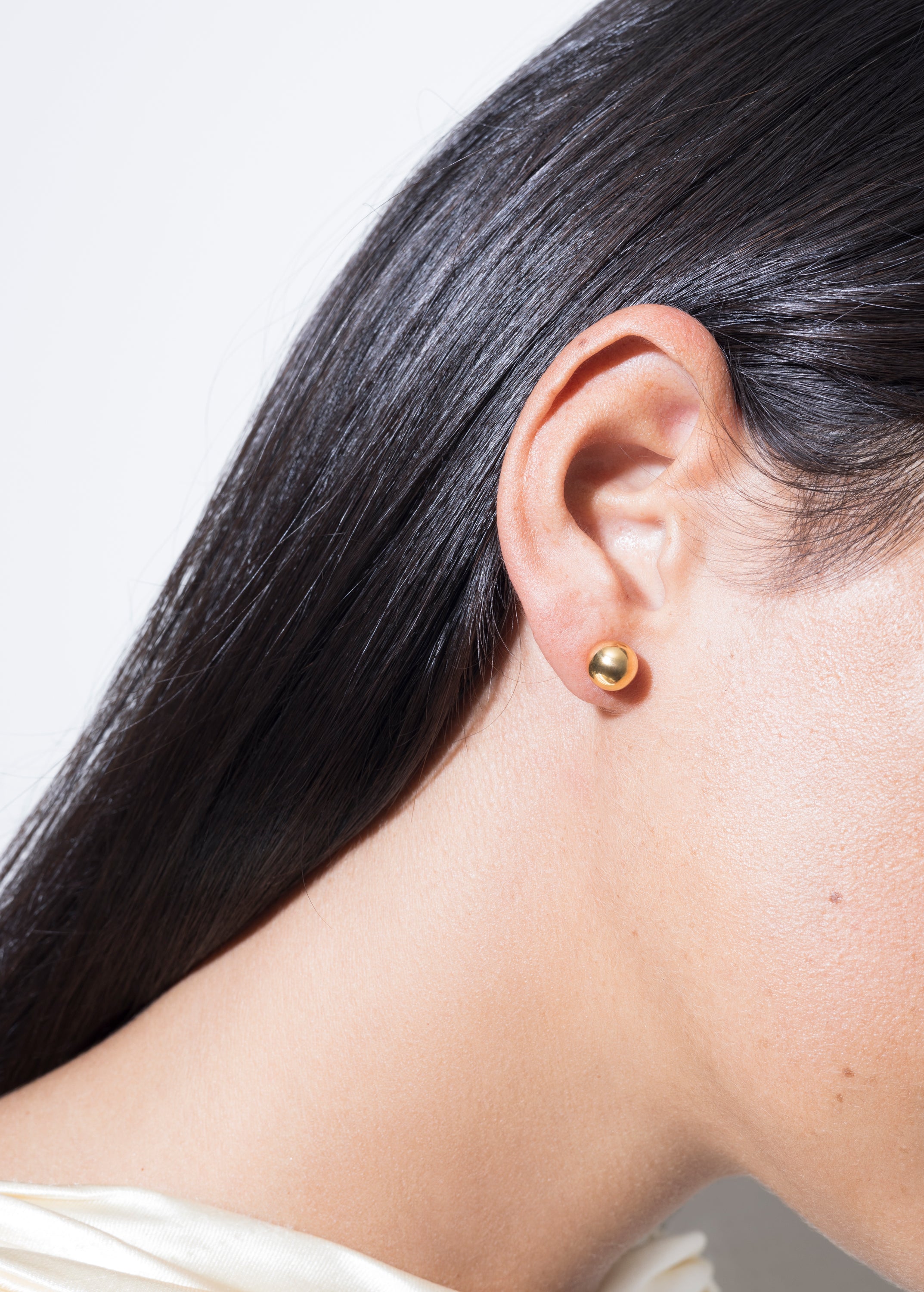 model wearing sade earrings in gold